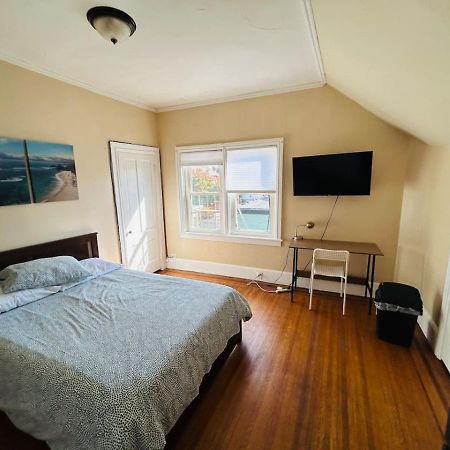 Sunny Spacious Room In Federal Hill, Downtown With Shared Bathroom And Kitchen Providence Exterior photo